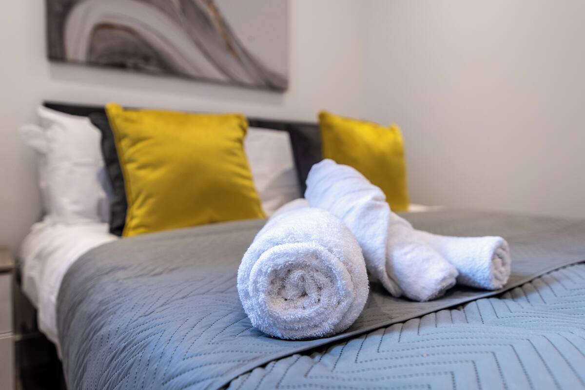 2 bedrooms, iron/ironing board, bed sheets