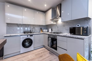 Apartamento, 2 quartos | Cozinha privada | Geladeira, micro-ondas