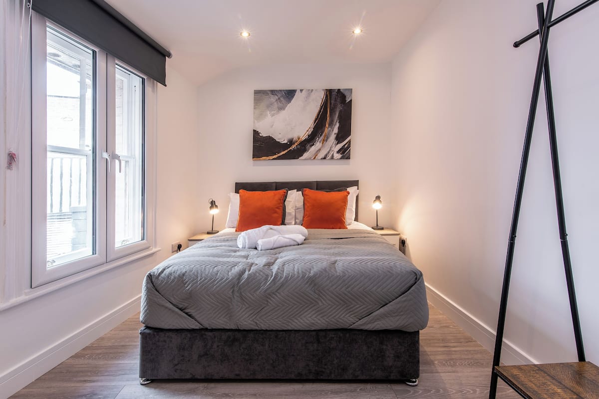 2 bedrooms, iron/ironing board, bed sheets