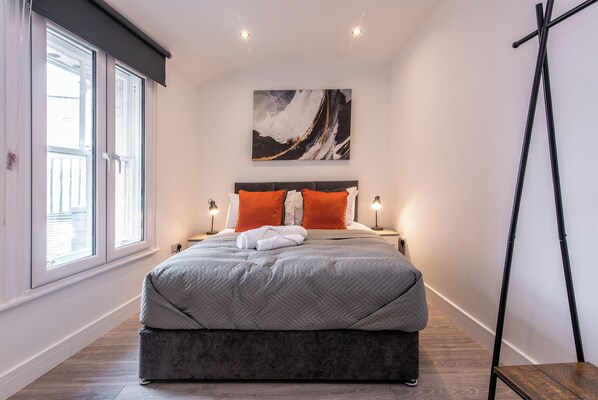 2 habitaciones, tabla de planchar con plancha y ropa de cama