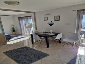 apartman, 2 hálószobával, terasz, kilátással a kertre | Étkező