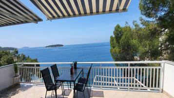 Apartment, 2 Bedrooms, Terrace, Garden View | Outdoor dining