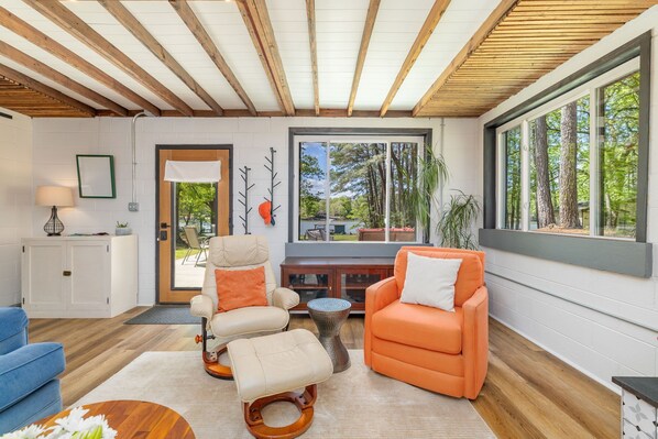 Interior - Lakeview, Dock, Rooftop, Firepit, Kayak, Games (Littleton)