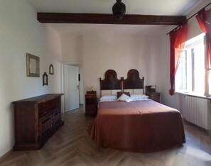 1 sovrum, skrivbord, strykjärn/strykbräda och wi-fi