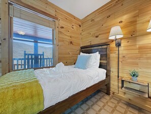 6 bedrooms, desk, iron/ironing board, travel crib