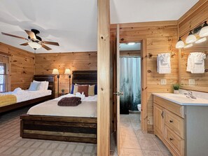 6 bedrooms, desk, iron/ironing board, travel cot