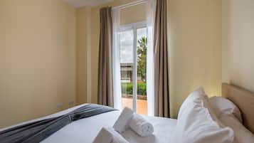 3 slaapkamers, een strijkplank/strijkijzer, gratis wifi, beddengoed