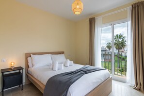 3 slaapkamers, een strijkplank/strijkijzer, gratis wifi, beddengoed