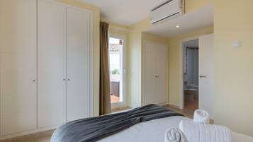 3 slaapkamers, een strijkplank/strijkijzer, gratis wifi, beddengoed