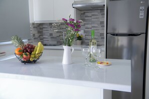 Leilighet – deluxe, hageutsikt | Eget kjøkken | Kjøleskap, mikrobølgeovn, kokeplater og vannkoker