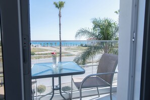 Departamento superior, vista al mar | Vista desde la habitación