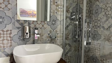 Shower, hair dryer, bidet, towels