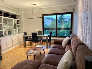 TV, fireplace, stereo