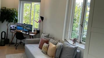 Een smart-tv en een open haard