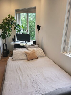 2 makuuhuonetta, työpöytä, silitysrauta/-lauta, vauvan matkasänky