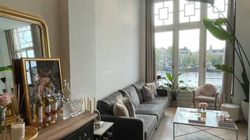 Een smart-tv en een open haard