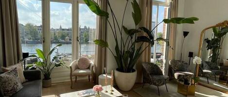 Smart-tv en een open haard