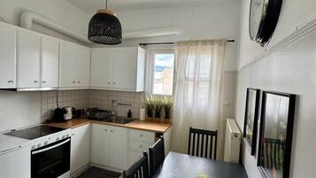 Fridge, oven, stovetop, coffee/tea maker