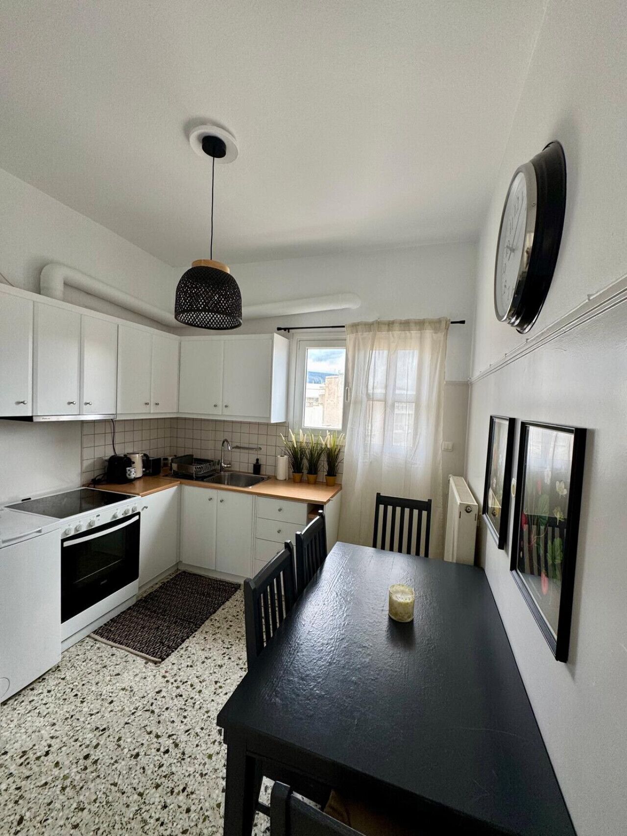 Kühlschrank, Ofen, Herdplatte, Wasserkocher mit Kaffee-/Teezubehör