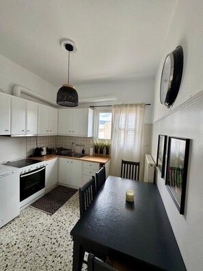 Fridge, oven, stovetop, coffee/tea maker