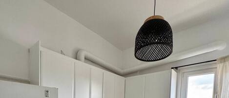 Fridge, oven, stovetop, coffee/tea maker