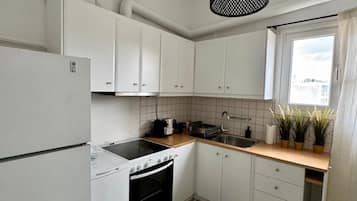 Kühlschrank, Ofen, Herdplatte, Wasserkocher mit Kaffee-/Teezubehör