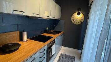 Fridge, oven, stovetop, coffee/tea maker