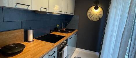 Réfrigérateur, four, plaque de cuisson, cafetière/bouilloire