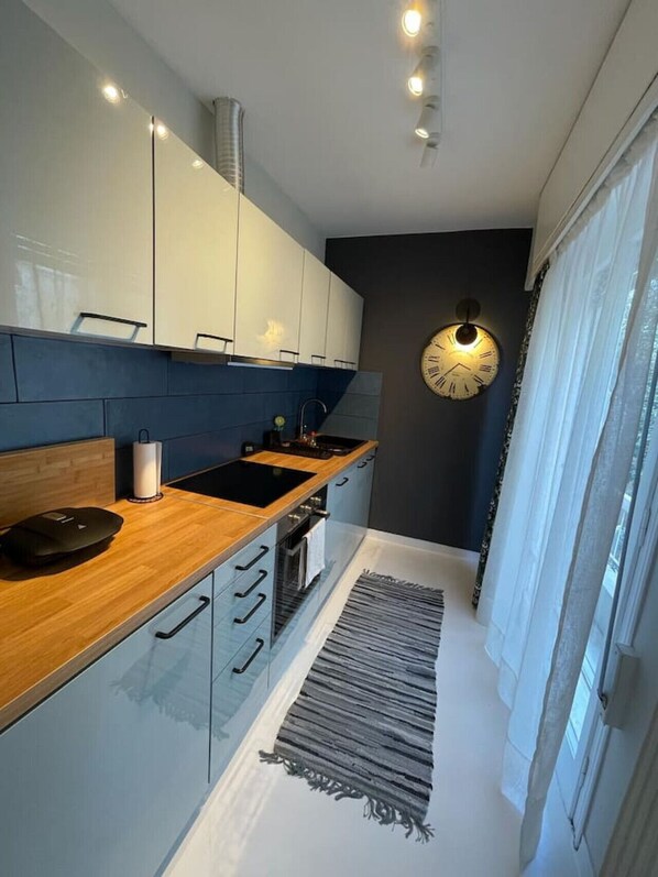 Réfrigérateur, four, plaque de cuisson, cafetière/bouilloire