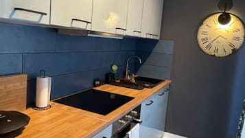 Køleskab, ovn, kogeplade, kaffe-/temaskine