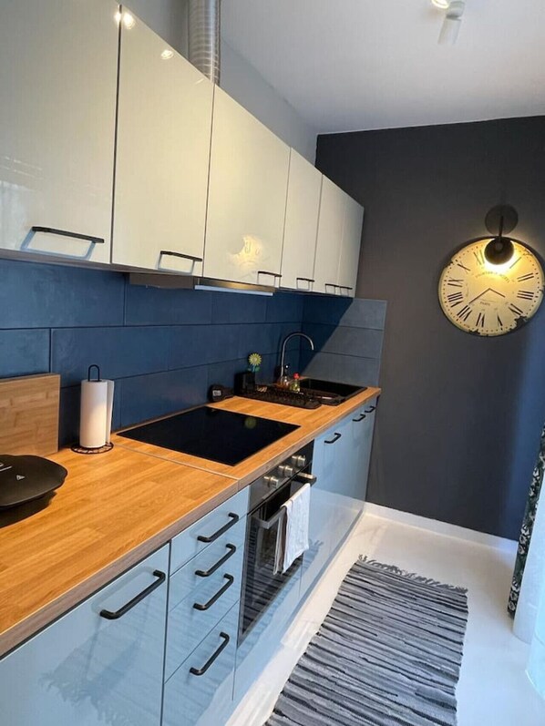 Fridge, oven, stovetop, coffee/tea maker