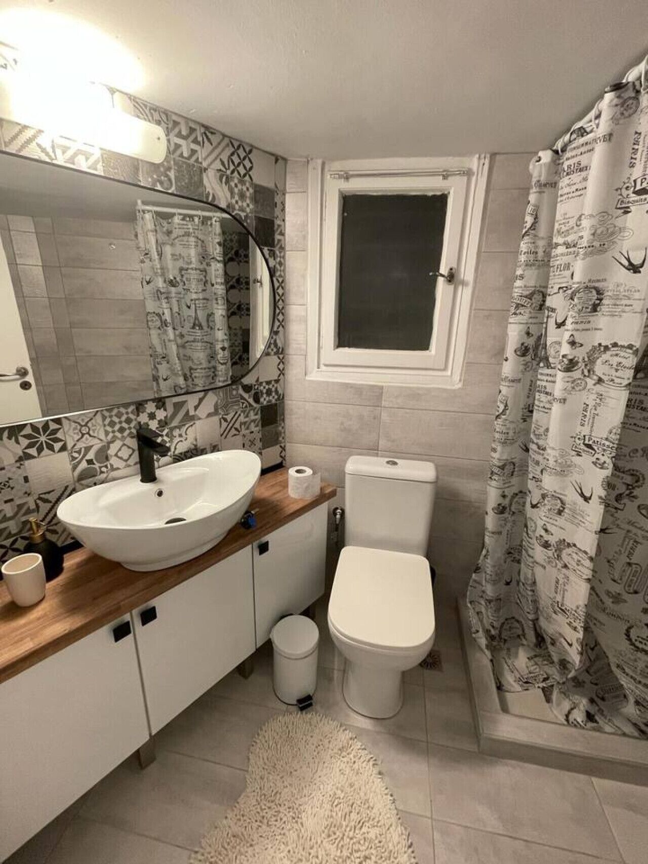 Ein Badezimmer mit weißem Waschbecken, WC und Duschvorhang.