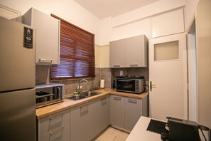 Fridge, stovetop, coffee/tea maker, toaster - Ampelokipi - 2 Bedroom Flat (Athina)