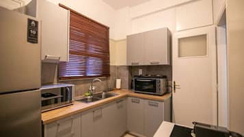Geladeira, cooktop, cafeteira/chaleira, torradeira