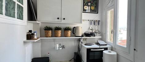 Een koelkast, een oven, een kookplaat, een koffiezetapparaat/waterkoker