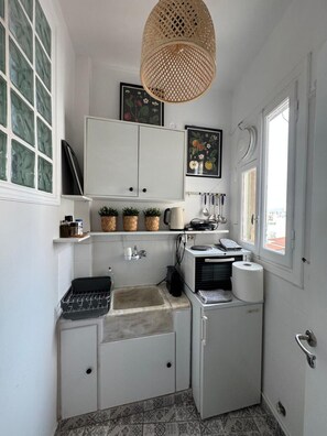 Fridge, oven, stovetop, coffee/tea maker