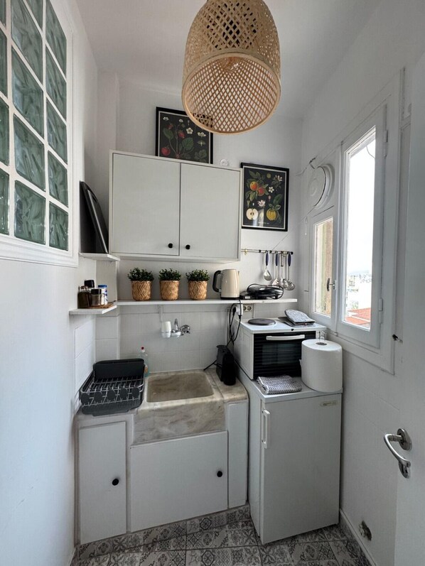 Fridge, oven, stovetop, coffee/tea maker