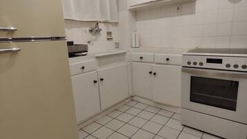 Frigorifero, forno, piano cottura, macchina per tè/caffè