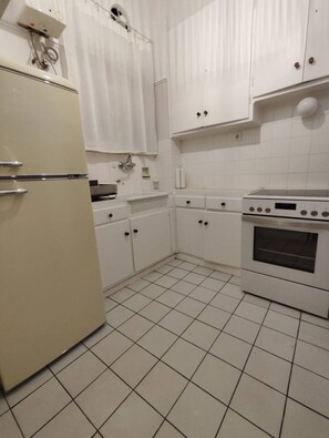 Fridge, oven, stovetop, coffee/tea maker