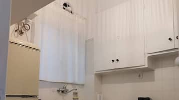 Jääkaappi, uuni, liesi, kahvin-/teenkeitin