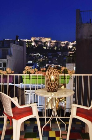 Outdoor dining - Elegant Acropolis-View Apartment in the Heart of Monastiraki (Athina)