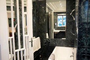 Hair dryer - Elegant Acropolis-View Apartment in the Heart of Monastiraki (Athina)