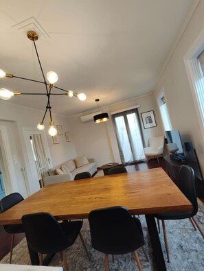 Dining - Elegant Acropolis-View Apartment in the Heart of Monastiraki (Athina)