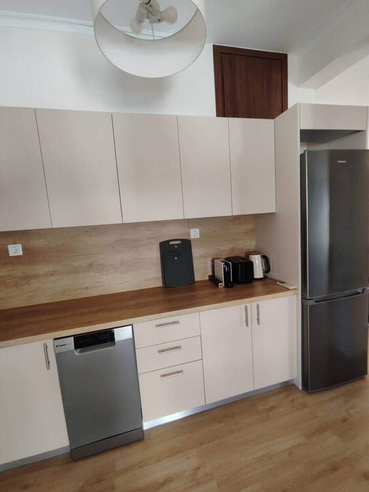 冷蔵庫、オーブン、コンロ、食器洗い機