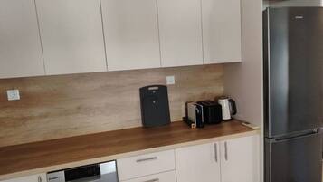 Kühlschrank, Ofen, Herdplatte, Geschirrspüler