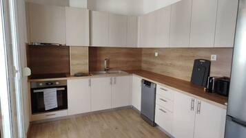 Refrigerador, horno, parrilla de estufa y lavavajillas