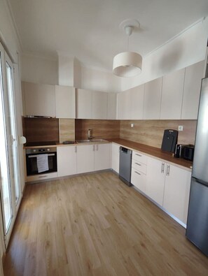 Frigorifero, forno, piano cottura, lavastoviglie