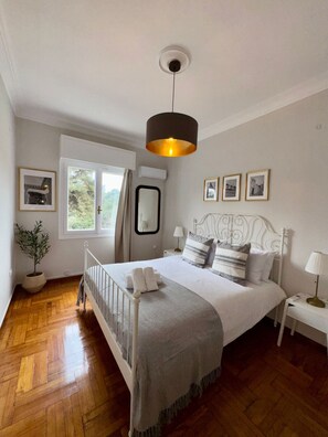 1 habitación, tabla de planchar con plancha, cuna de viaje y wifi