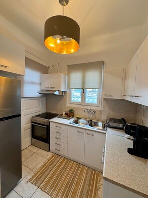 Réfrigérateur, four, plaque de cuisson, cafetière/bouilloire