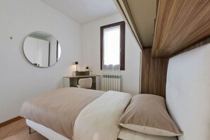 2 bedrooms, iron/ironing board, WiFi, bed sheets - Furius Apartments 9-D: Designer three-room apartment with reserved parking space (Roncanova)